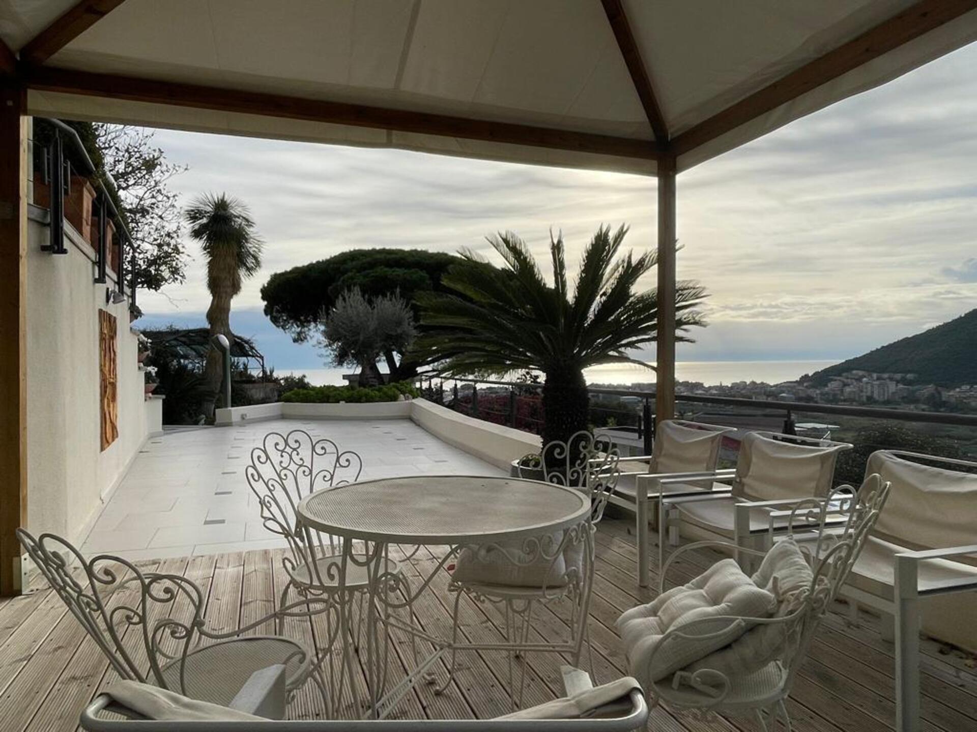 For sale villa in quiet zone Borghetto Santo Spirito Liguria